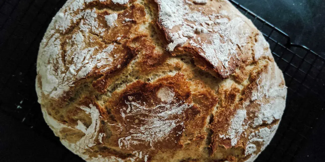 Domowy chleb na zakwasie, pachnący i puszysty. Idealny przepis na chleb, który zachwyci każdego.