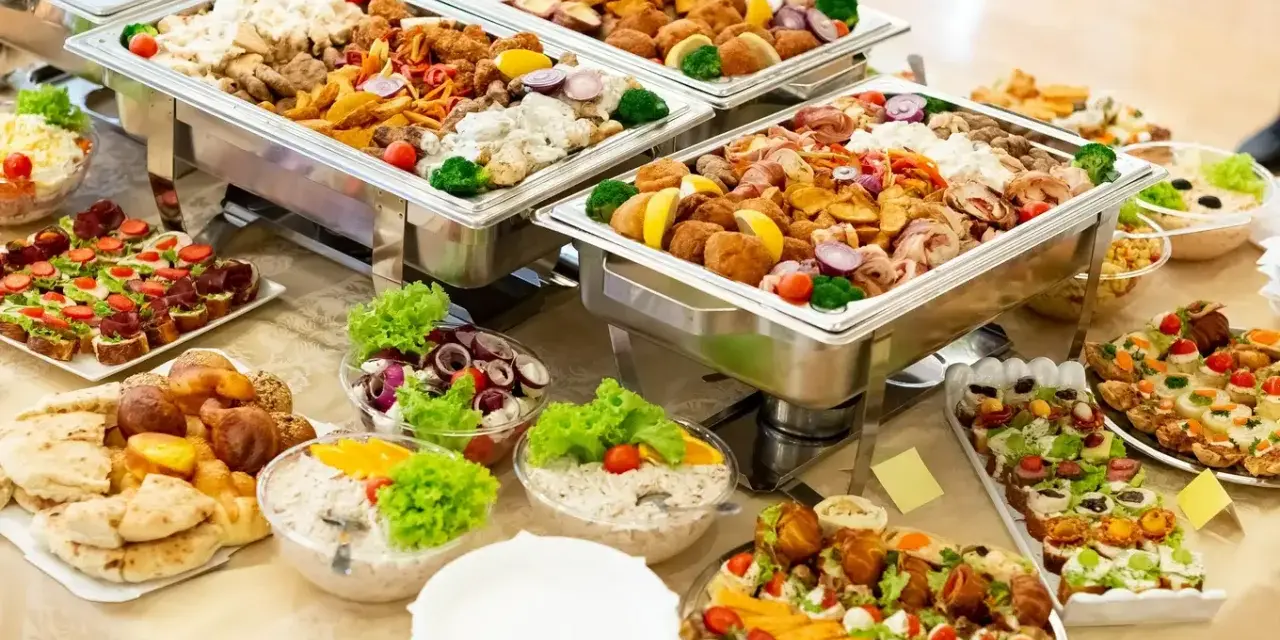 Catering w domu: Jak zacząć od zera i zdobyć pierwszych klientów?