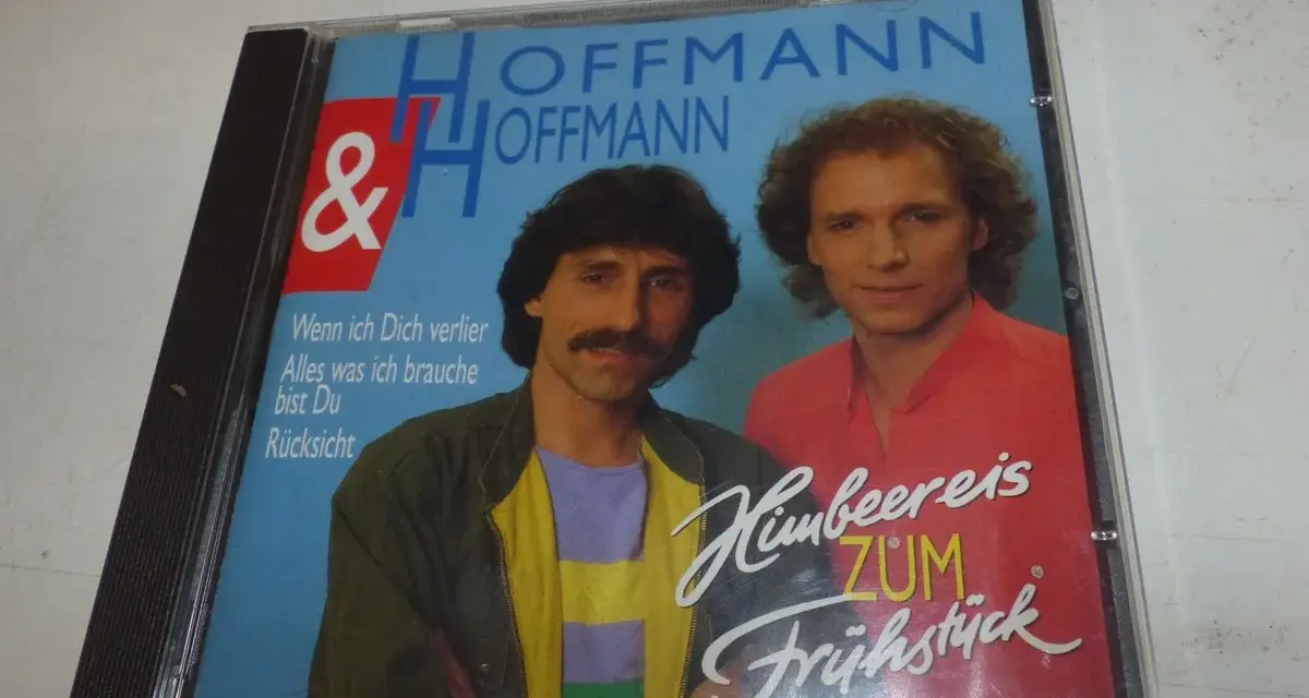 CD-Cover von Hoffmann & Hoffmann mit den beiden Künstlern und dem Titel "Himbeereis zum Frühstück".