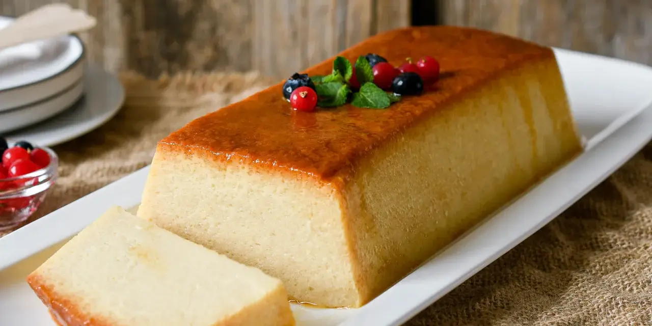 Un delicioso pudin tradicional, decorado con frutos rojos y menta. Perfecto para tu próxima receta.