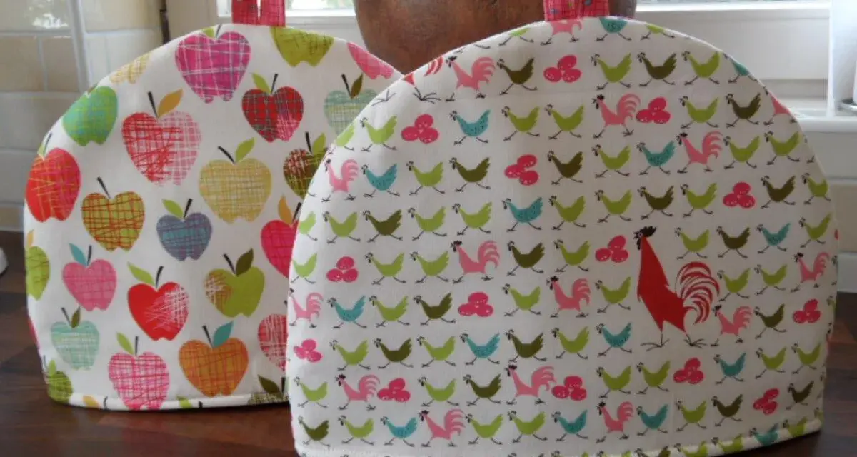 Deux couvre-théières colorés, l'un à pommes, l'autre à poules et coqs. Un couvre-théière patron gratuit pour égayer votre cuisine.