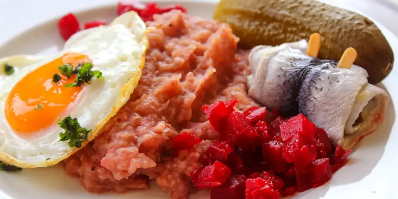 Herzhaftes Gericht mit Rührei, Bohnenmus, Rollmops, Gewürzgurke und Rote Bete. Perfekt für Hirschhornwegerich Rezepte.