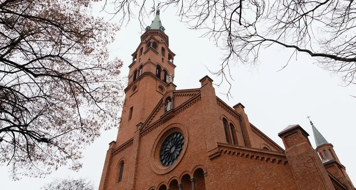 Kościół: Budynek, wspólnota czy instytucja? Poznaj 3 znaczenia