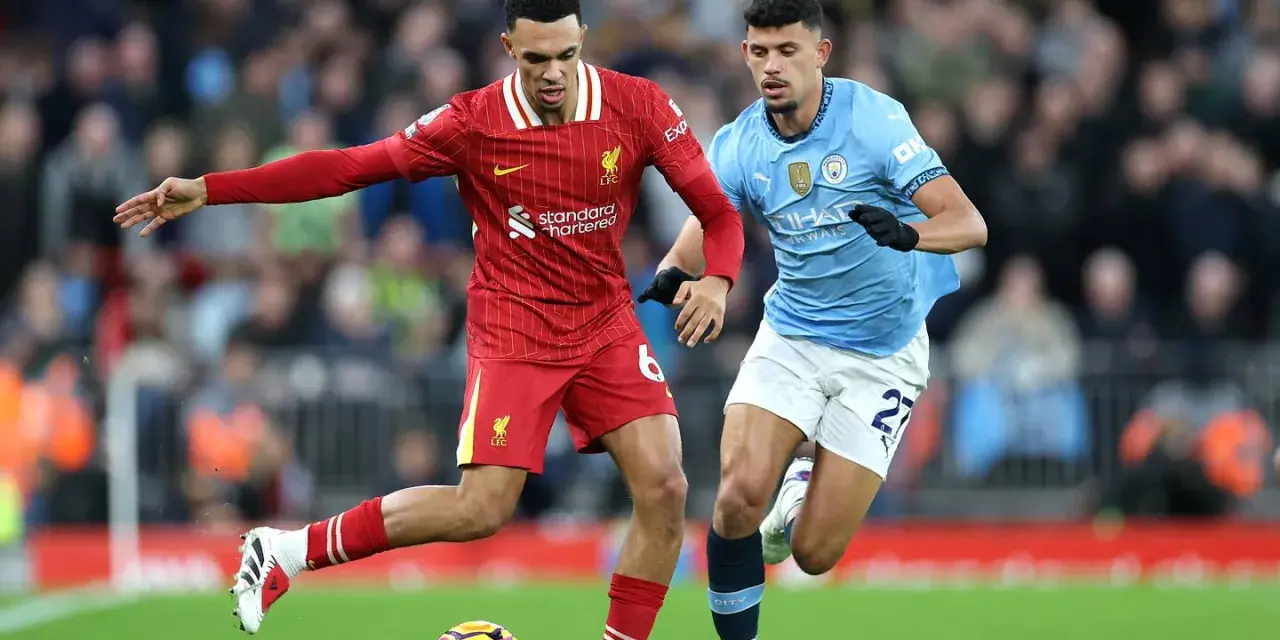 Jugadores del Liverpool y Manchester City en acción. Las alineaciones de Manchester City contra Liverpool FC se definen en el campo.