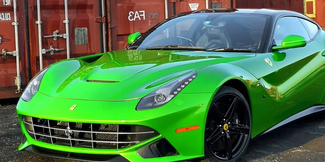 Jaskrawozielone Ferrari F12 Berlinetta z czarnymi felgami, zaparkowane przed czerwonym kontenerem.