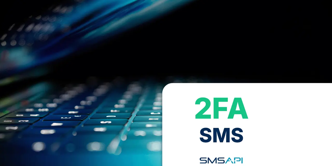 Klawiatura laptopa w niebieskim świetle. Obok tekst: 2FA SMS, SMSAPI. Dowiedz się, 2fa co to jest i jak chroni Twoje dane.