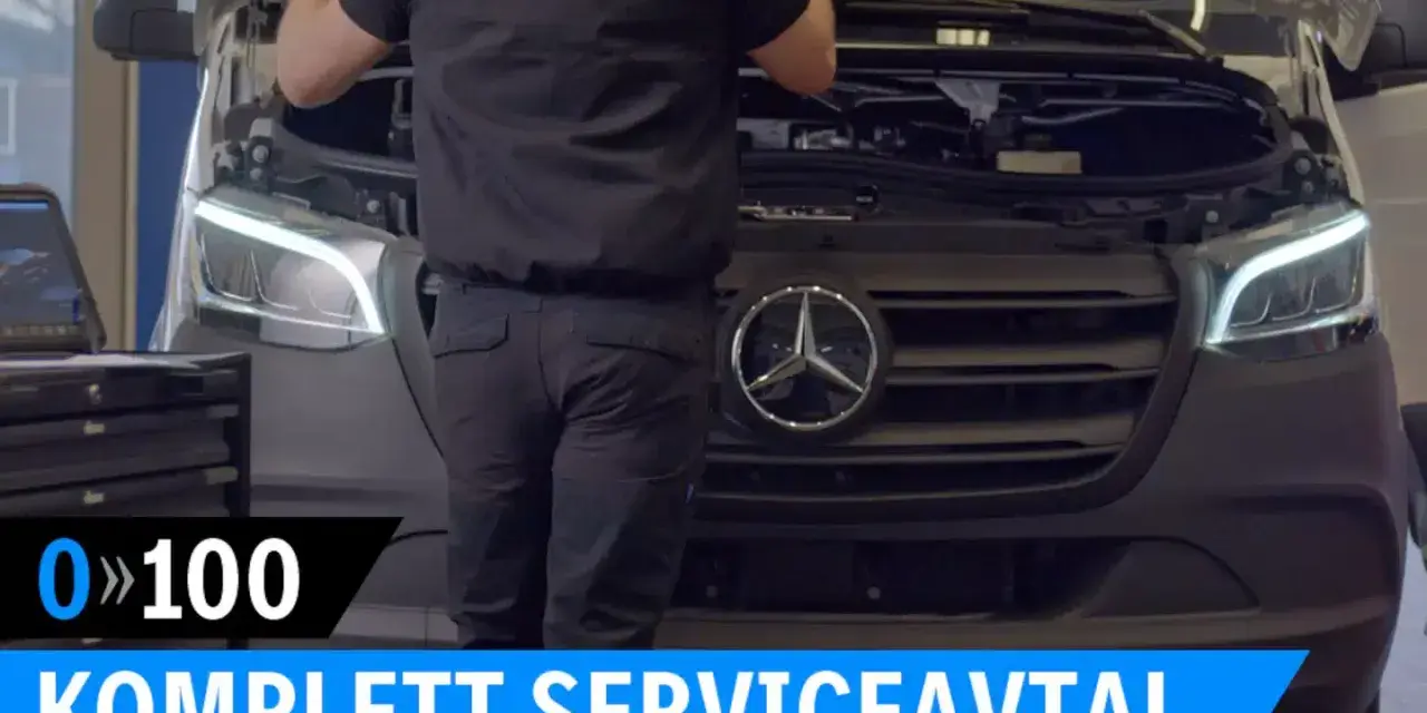 Mekaniker utför service på en Mercedes-Benz skåpbil. Texten "KOMPLETT SERVICEAVTAL" syns.