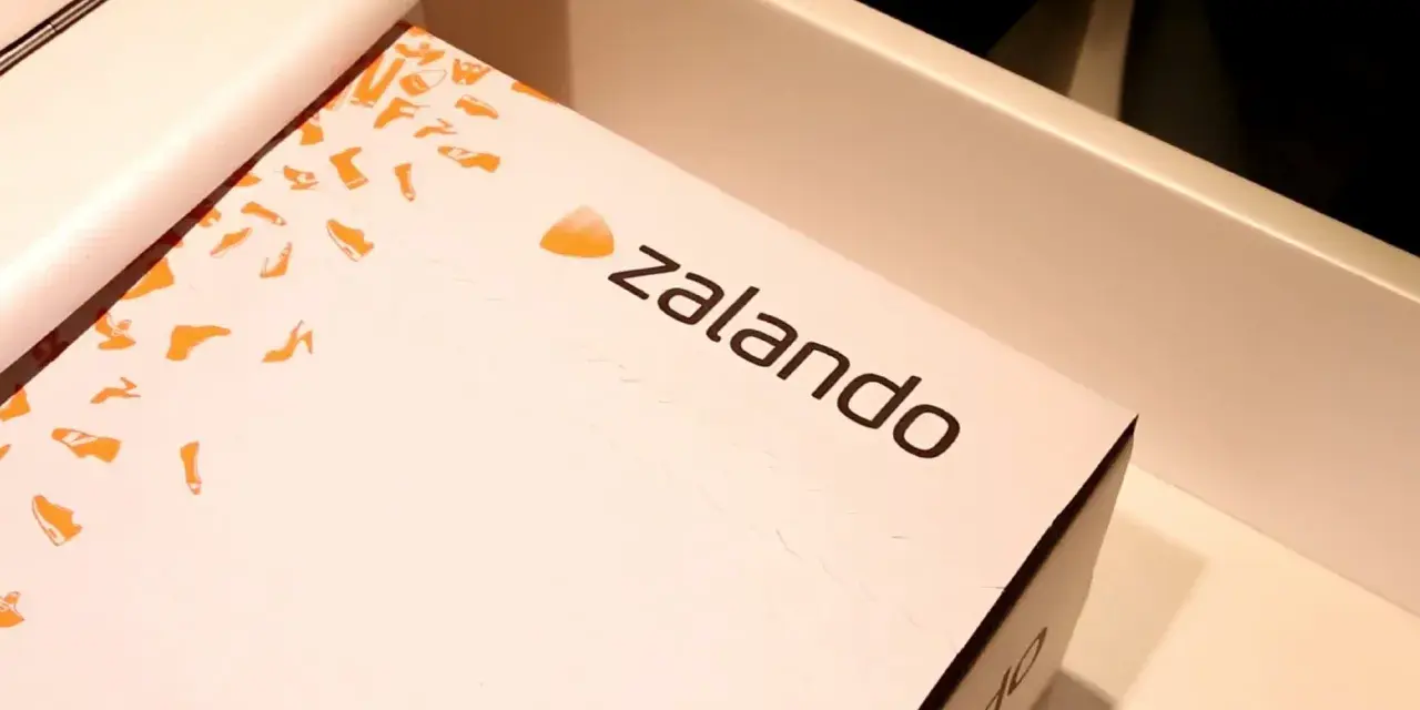 Pudełko Zalando Lounge z motywem butów. Zastanawiasz się, ile czasu na zwrot? Sprawdź regulamin!