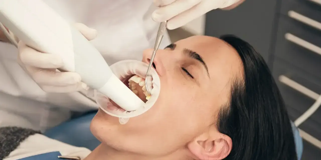Dentysta używa skanera 3D do diagnozy i leczenia ruszających się zębów.
