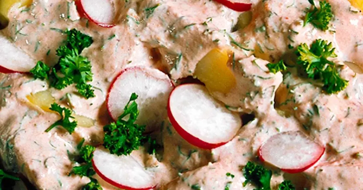 En krämig potatissallad med rädisor och dill, ser ut att vara den godaste potatissalladen någonsin!