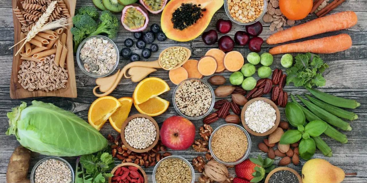 Assortiment de fruits, légumes, céréales et noix, riches en fibres solubles.