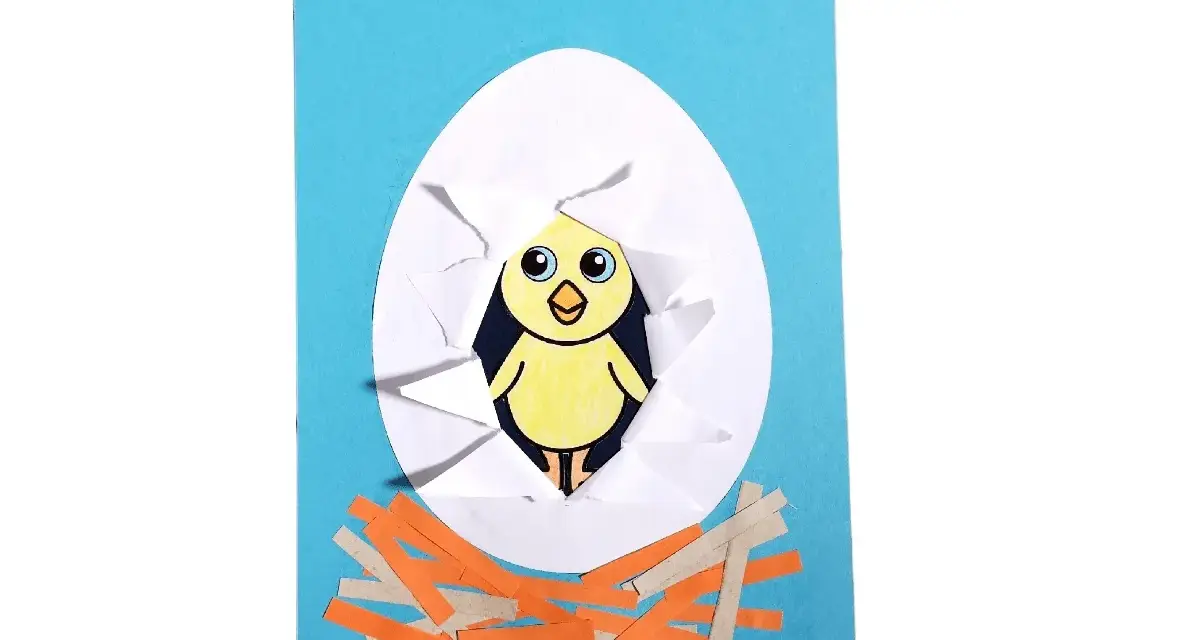 En gullig påskkyckling tittar fram ur ett trasigt ägg på en blå bakgrund, omgiven av ett bo av papper.
