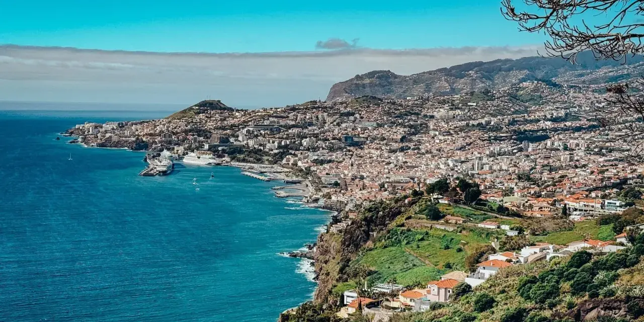 Widok na Funchal, Madera. Wrzesień to idealny czas na zwiedzanie, gdy temperatura jest przyjemna, a słońce świeci nad miastem i oceanem.