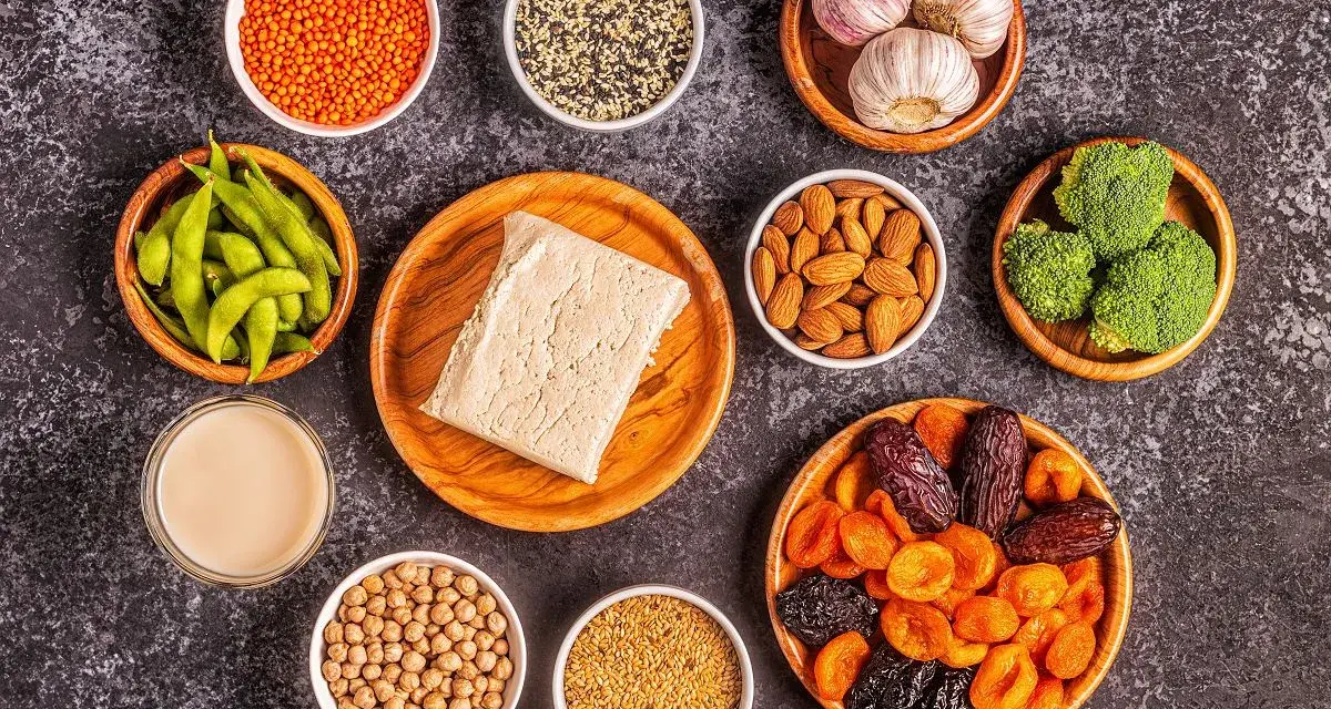 Kompozycja produktów bogatych w estrogen: soczewica, edamame, migdały, siemię lniane, ciecierzyca, sezam, brokuły, daktyle, morele, śliwki, czosnek, tahini.