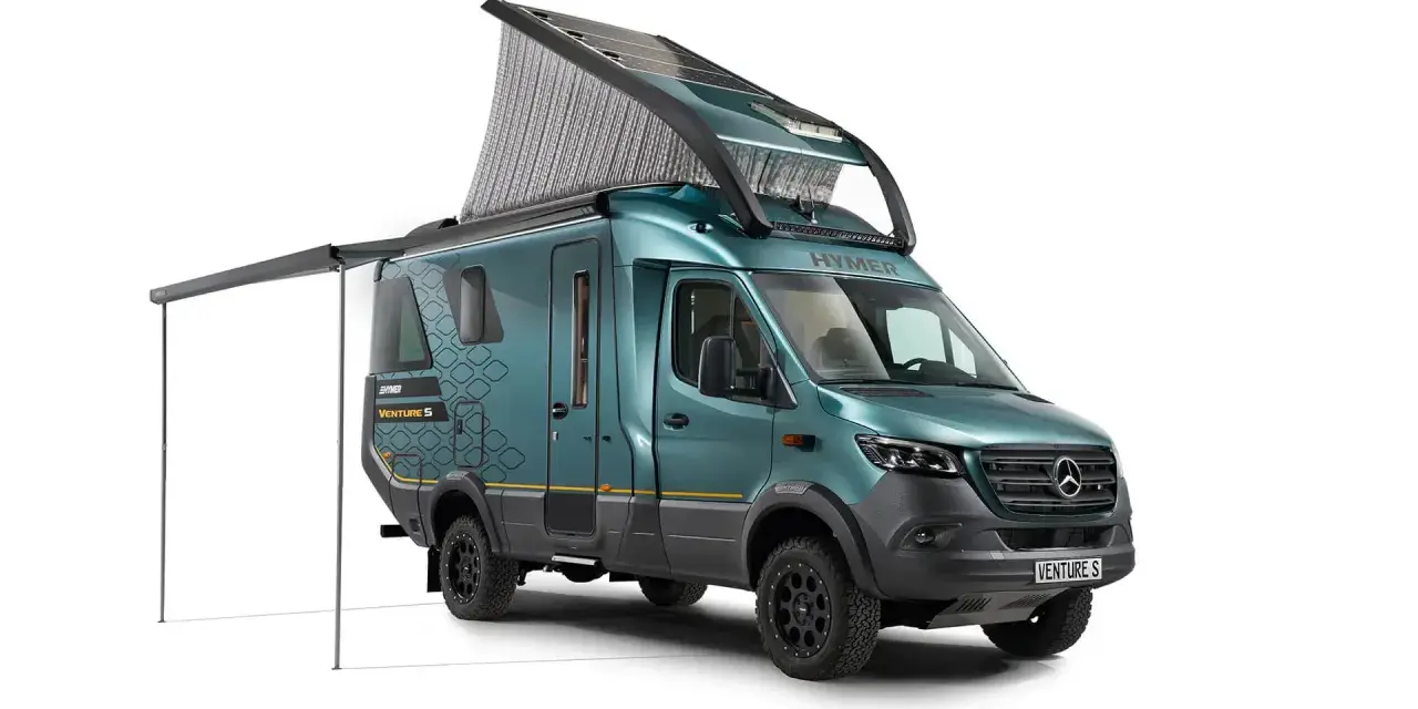 Turkusowy kamper Hymer Venture S z rozkładanym dachem i panelami słonecznymi, gotowy na przygodę.