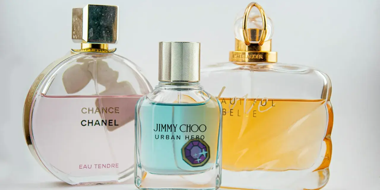 Elegancka klasyczna kolekcja perfum: Chanel Chance Eau Tendre, Jimmy Choo Urban Hero i Estee Lauder Beautiful Belle.