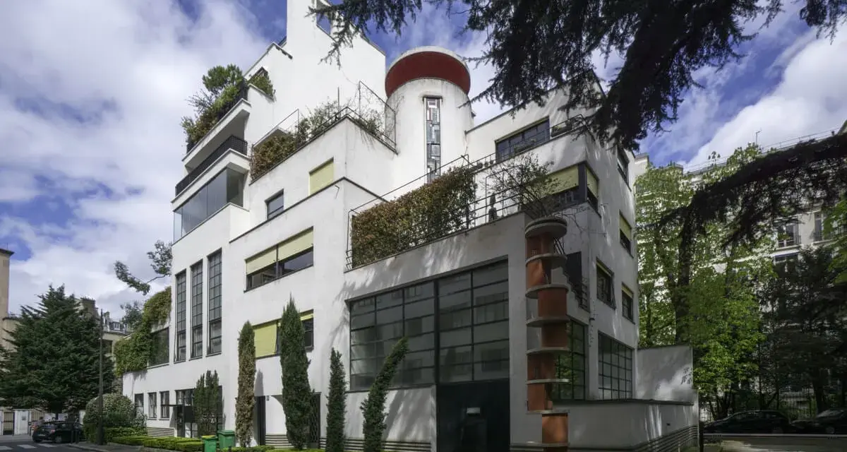 La rue Mallet Stevens, une icône de l'architecture moderne, se dévoile sous un ciel bleu. Ses lignes épurées et ses terrasses végétalisées invitent à la contemplation.