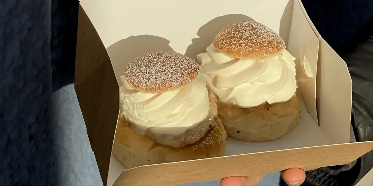 Två fluffiga semlor i en pappkartong, redo för fettisdagen 2026. Perfekt för en fika!