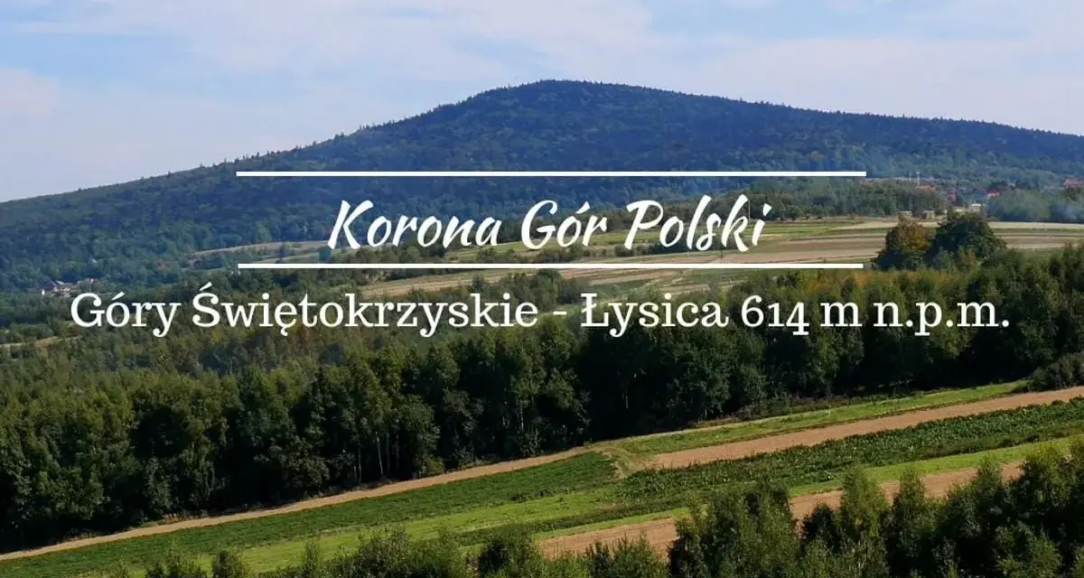 Widok na Góry Świętokrzyskie, Łysicę (614 m n.p.m.) – szczyt Korony Gór Polski. W tle lasy i pola uprawne.