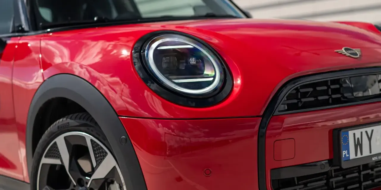 Czerwony Mini Cooper z nowoczesnymi światłami LED. Zastanawiasz się, ile pali ten model?