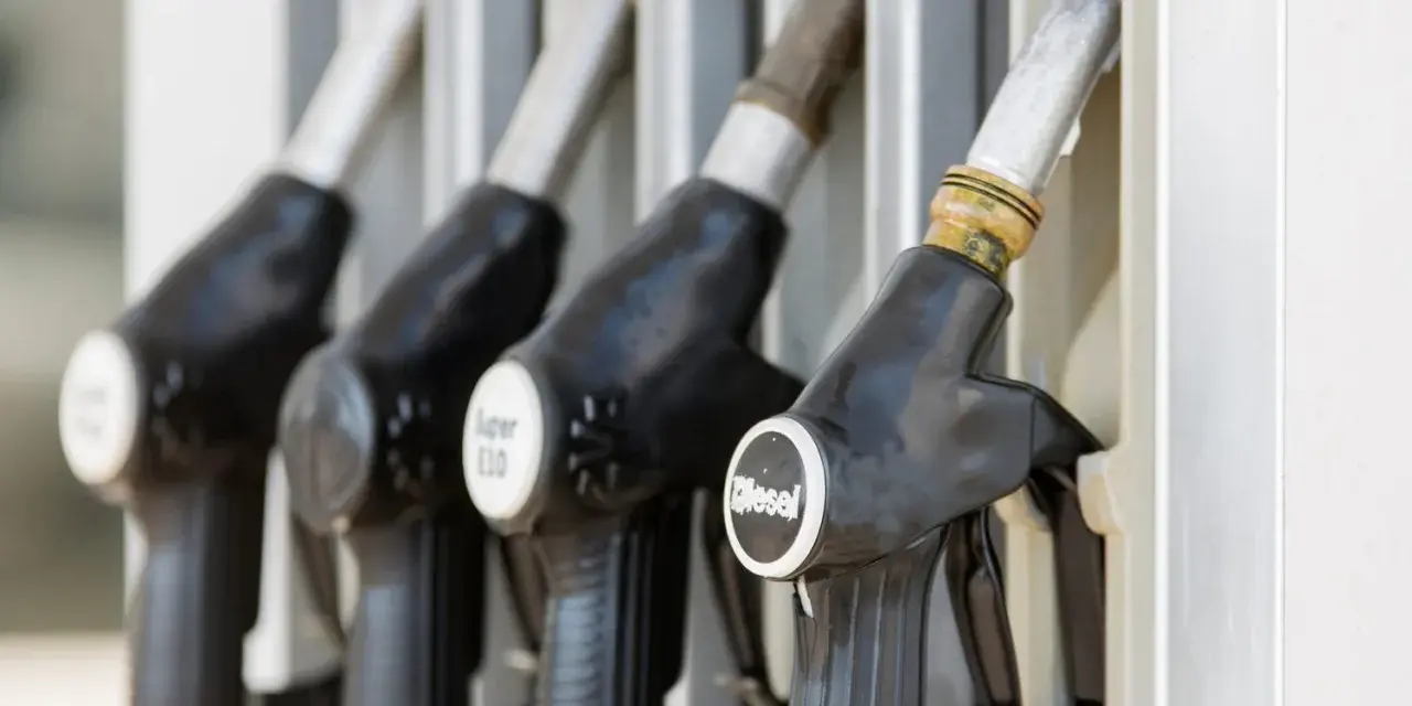 Dysze na stacji paliw. Jedna z nich wyraźnie oznaczona jako "Diesel", wskazująca na rodzaj paliwa.
