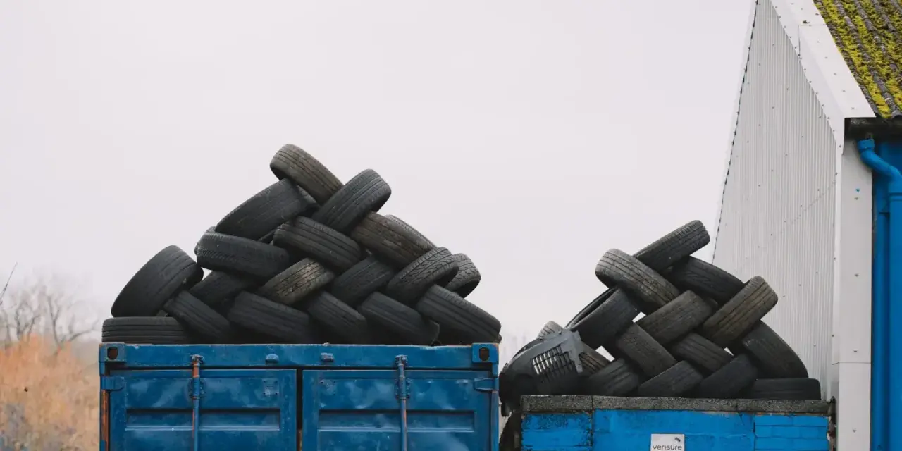 Stosy opon czekają na recykling. Recykling opon opłacalność to klucz do zrównoważonego rozwoju.