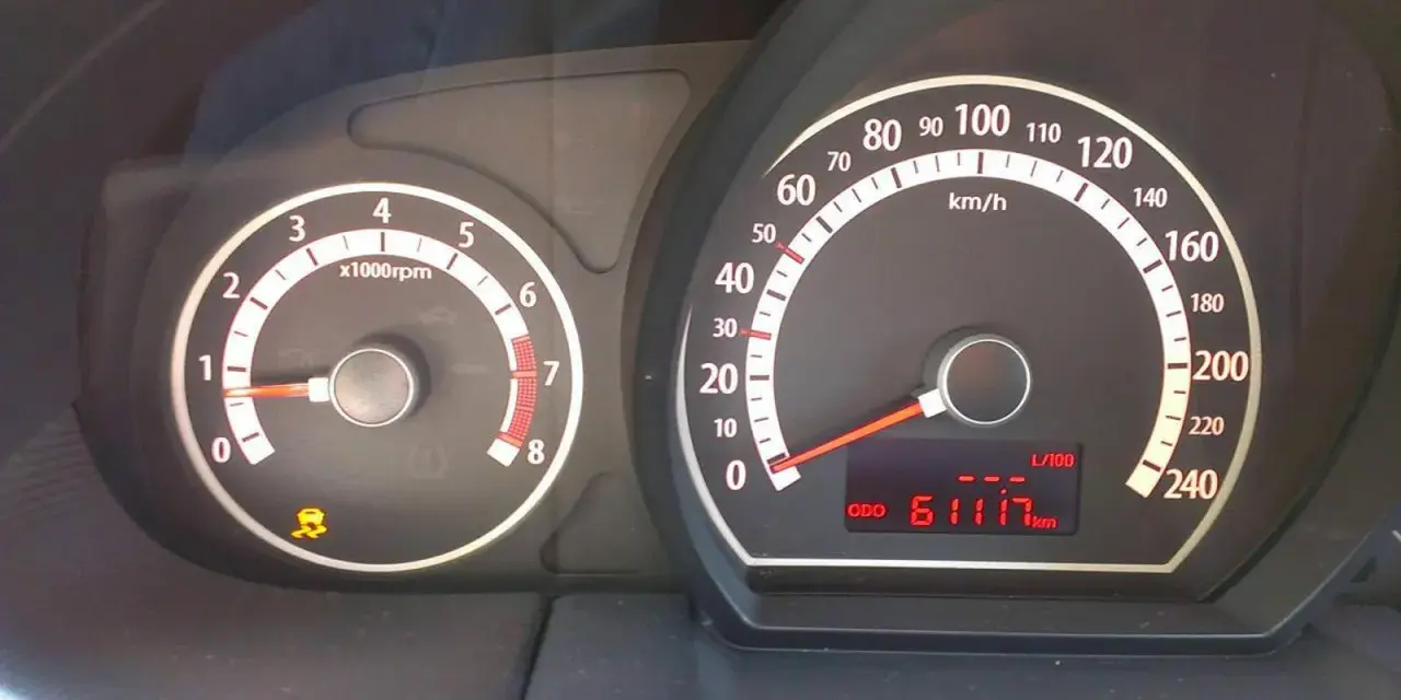 Armaturenbrett mit Tachometer und Drehzahlmesser. Die ESP-Leuchte ist an, was auf eine mögliche Bedeutung für die Fahrstabilität hinweist.