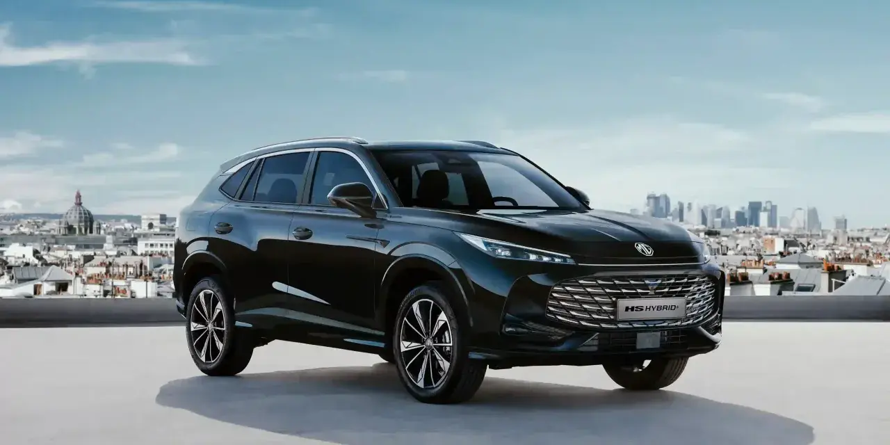 Czarny MG HS Hybrid+ na tle miasta. Nowoczesny SUV z napędem hybrydowym gotowy na miejskie wyzwania.