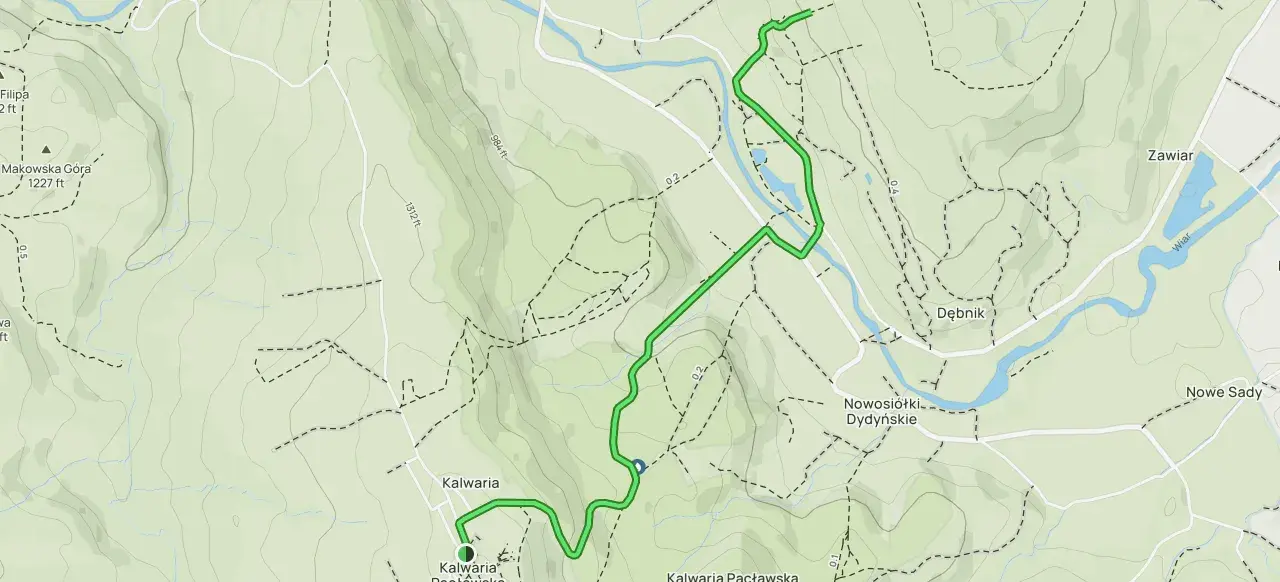Mapa turystyczna z zaznaczoną trasą w Kalwarii Pacławskiej. Widoczna rzeka, wzgórza i ścieżki.
