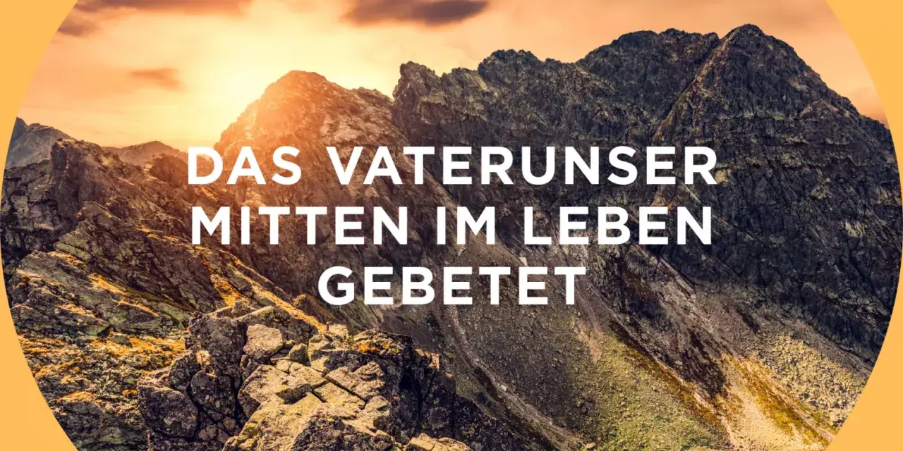 Majestätische Berge im Sonnenuntergang, mit dem Text "Das Vaterunser mitten im Leben gebetet".