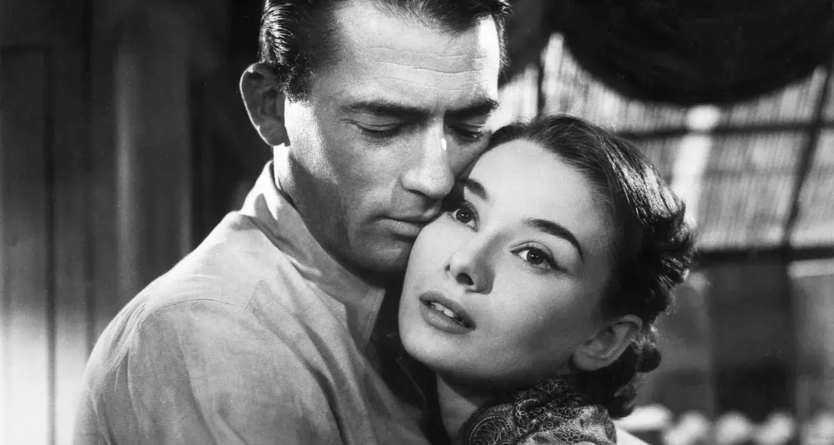 Gregory Peck obejmuje Audrey Hepburn. Ich spojrzenia mówią o miłości, jak Wenus w Lwie, pełnej pasji i odwagi.