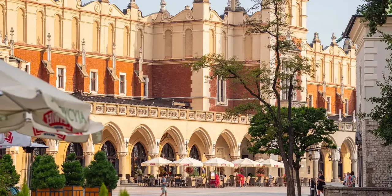 Sukiennice na Rynku Głównym w Krakowie. Idealne miejsce, by zacząć zwiedzanie Krakowa i poczuć jego atmosferę.