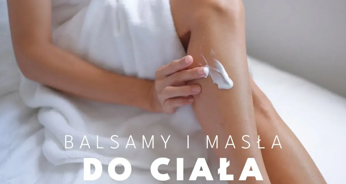 Kobieta w białym ręczniku nakłada na nogi bogate masło do ciała, zapewniając im nawilżenie i gładkość.