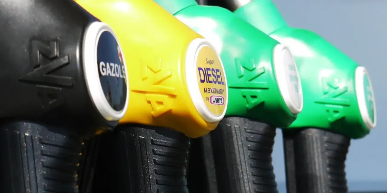 Pompe di benzina: nero per gasolio, giallo per Super Diesel, verdi per benzina. Un'immagine che mostra il passaggio da metano a benzina, con diverse opzioni di carburante.
