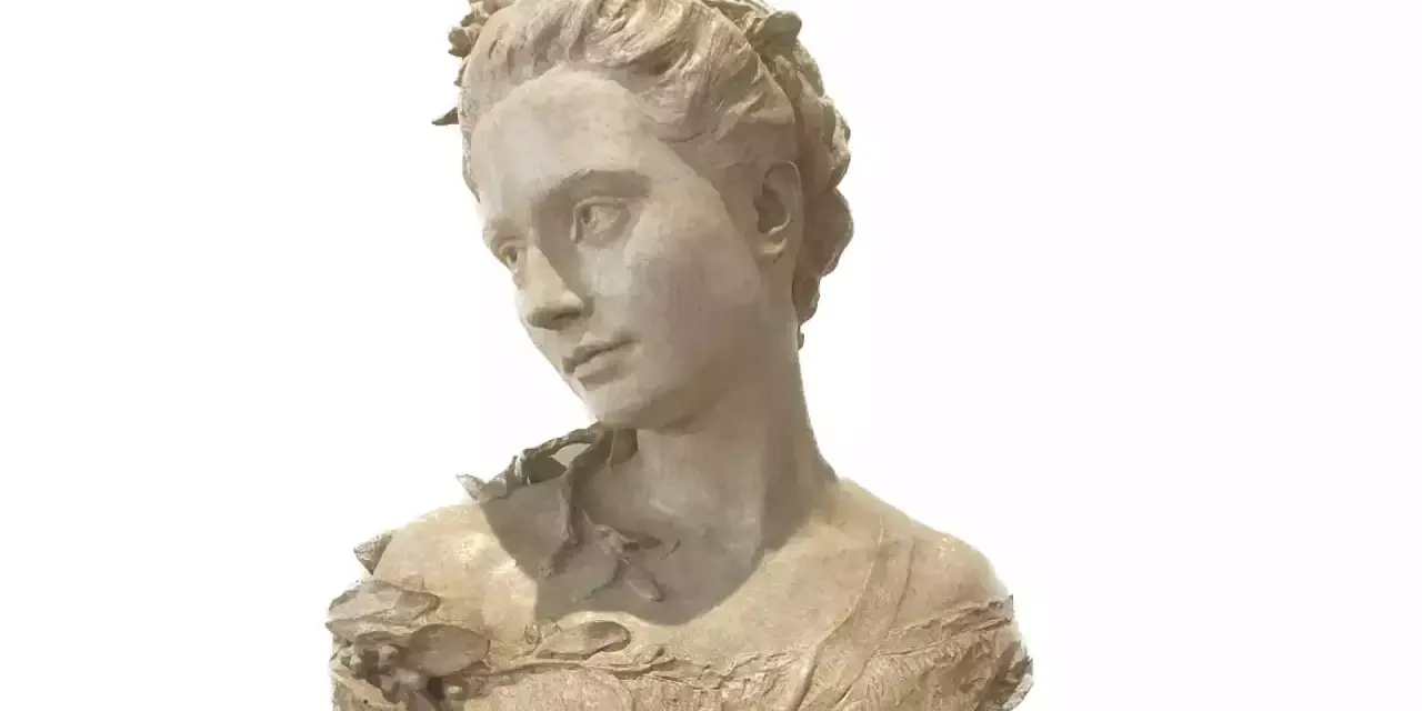 Buste en terre cuite d'une jeune femme couronnée de fleurs, œuvre d'un sculpteur français.