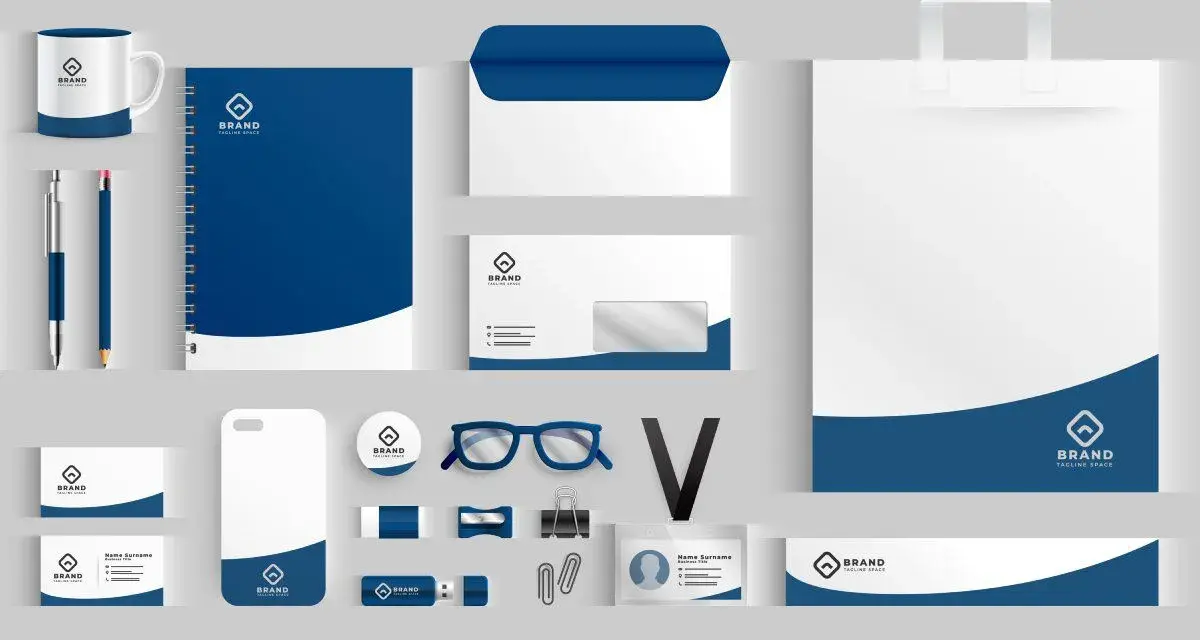Zestaw materiałów biurowych: kubek, notes, koperty, torba, wizytówki, etui na telefon, identyfikator, pendrive. To jest mockup co to jest.