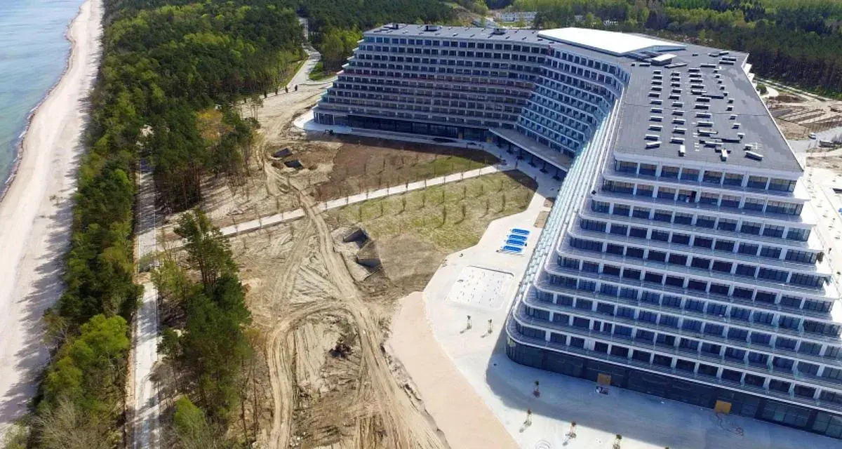 Nowy hotel Gołębiewski w Mielnie, tuż przy morzu, z widokiem na plażę i las.