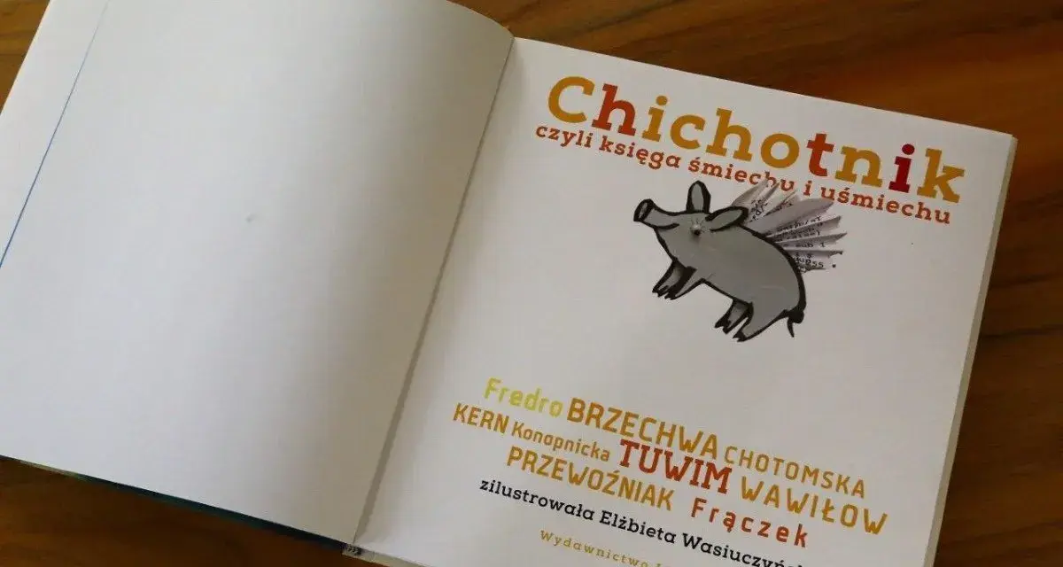 Otwarta książka "Chichotnik" z ilustracją latającej świnki, pełna autorów znanych z książek z dużą dawką humoru.