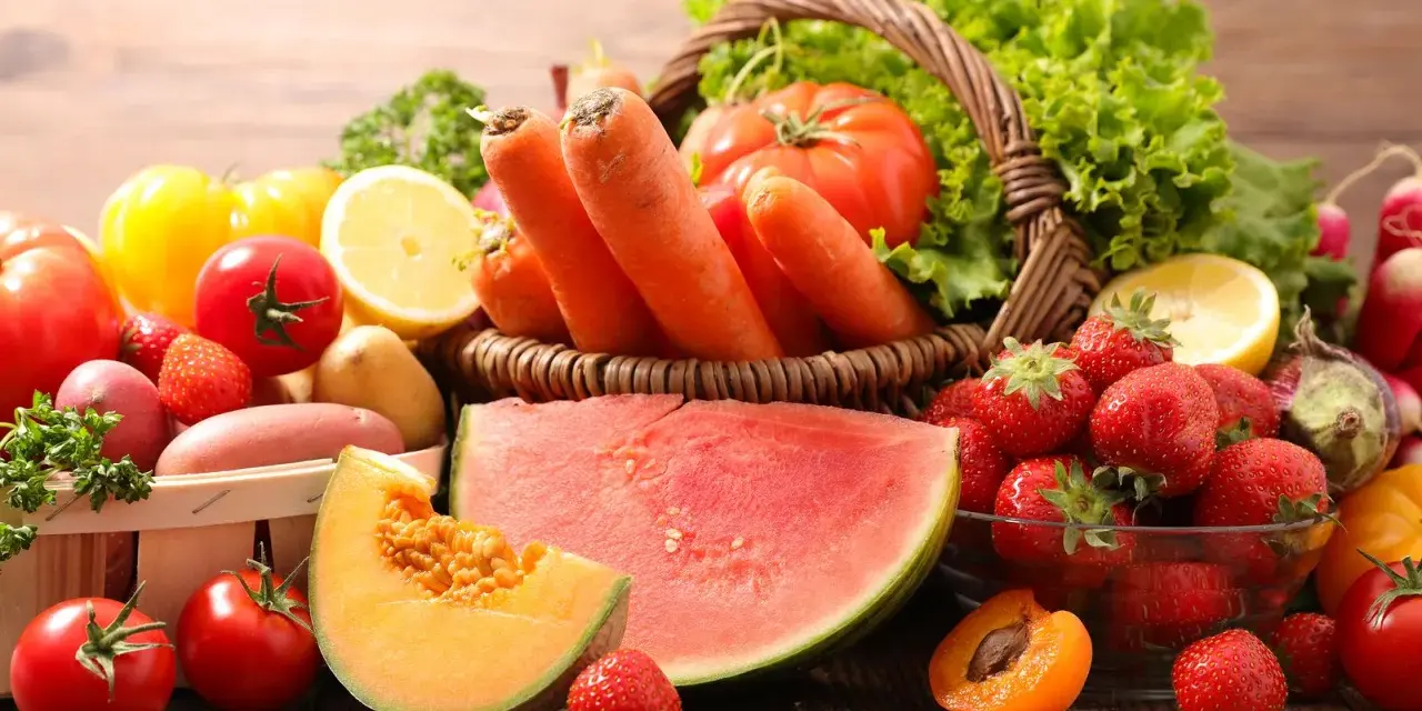Frutas y verduras frescas, como tomates, fresas y zanahorias, ricas en licopeno que es un antioxidante.