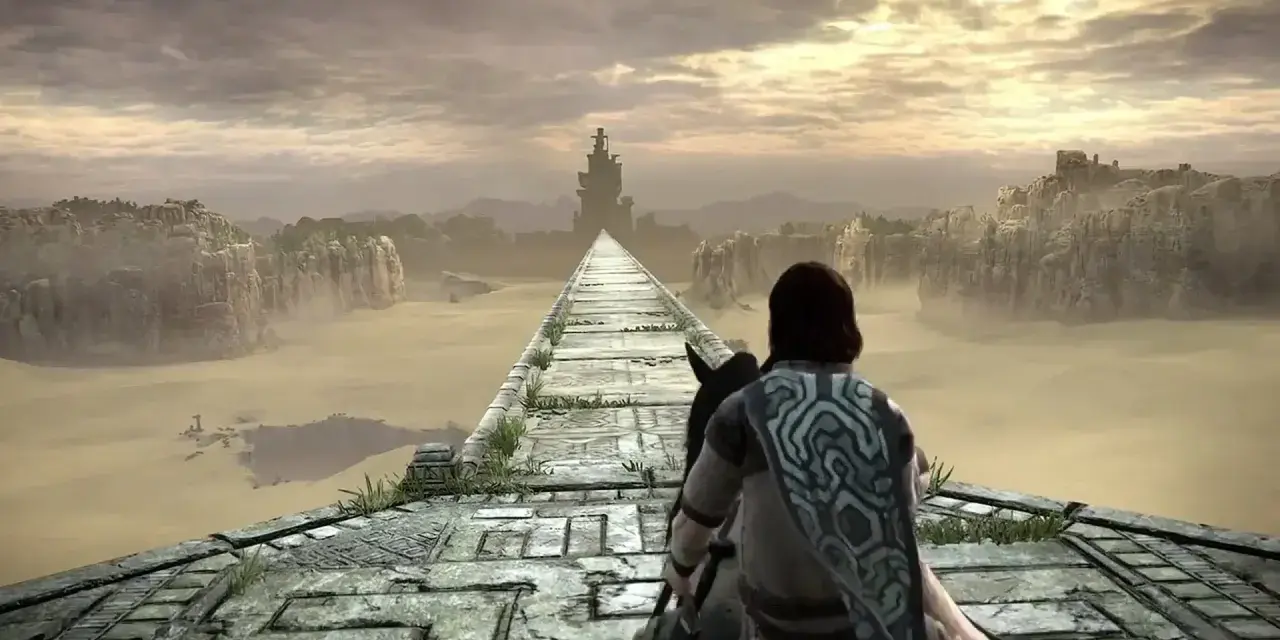 Un guerrero a caballo avanza por un puente antiguo hacia una torre lejana. Una escena épica de Shadow of the Colossus, guía para la aventura.