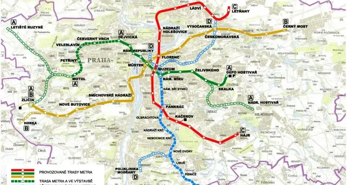 Mapa pražského metra, ukazující trasy A, B, C a D, včetně budovaných a plánovaných úseků.