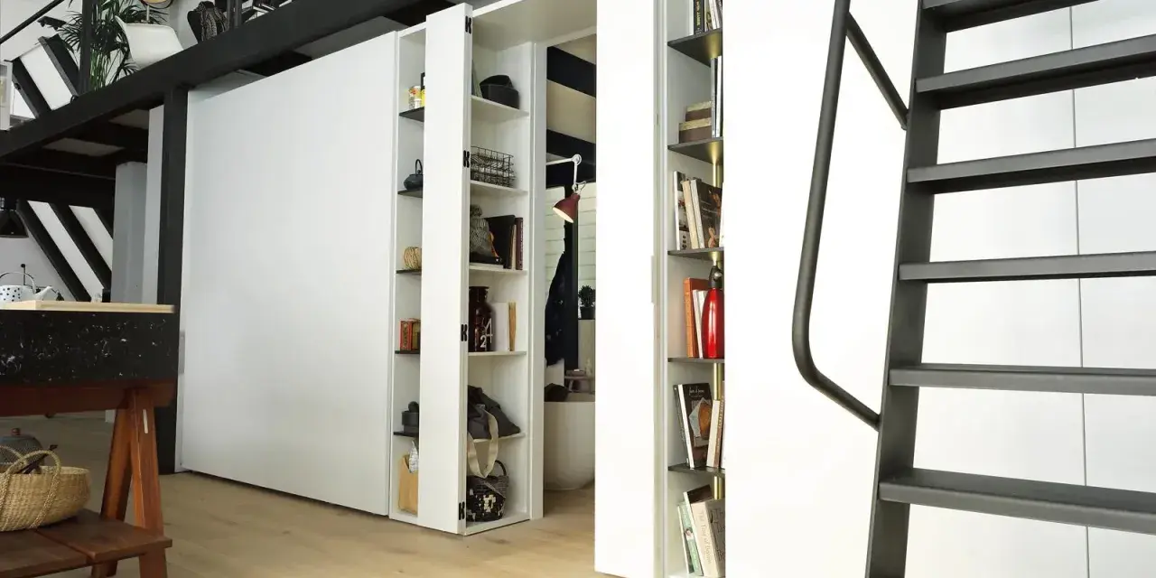 Divisori ambienti interni con librerie a scomparsa, ideali per organizzare e definire spazi in stile moderno.