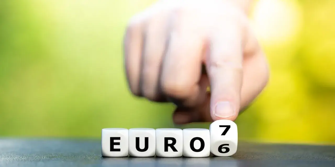 Dłoń przesuwa kostkę z cyfrą 7, tworząc napis "EURO 6".
