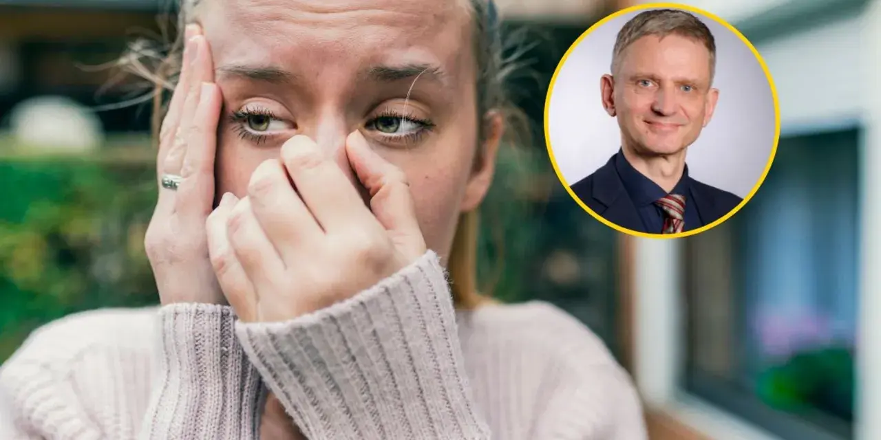 Zmartwiona kobieta z dłońmi na twarzy, jakby walczyła z amnezją. Obok niej uśmiechnięty mężczyzna w garniturze.