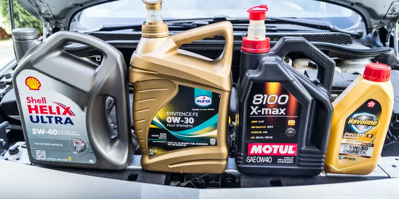 Producent olejów silnikowych: cztery różne marki (Shell, Eurol, Motul, Havoline) w opakowaniach gotowe do użycia.