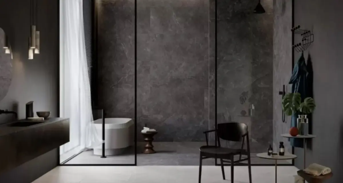 Bagno moderno con vasca freestanding e docce senza piatto, pareti in gres effetto marmo, arredi minimalisti e illuminazione soffusa.