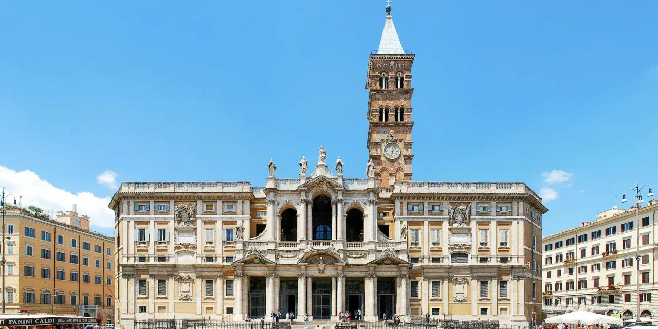 Bazylika Santa Maria Maggiore w Rzymie, z charakterystyczną wieżą zegarową, w słoneczny dzień.