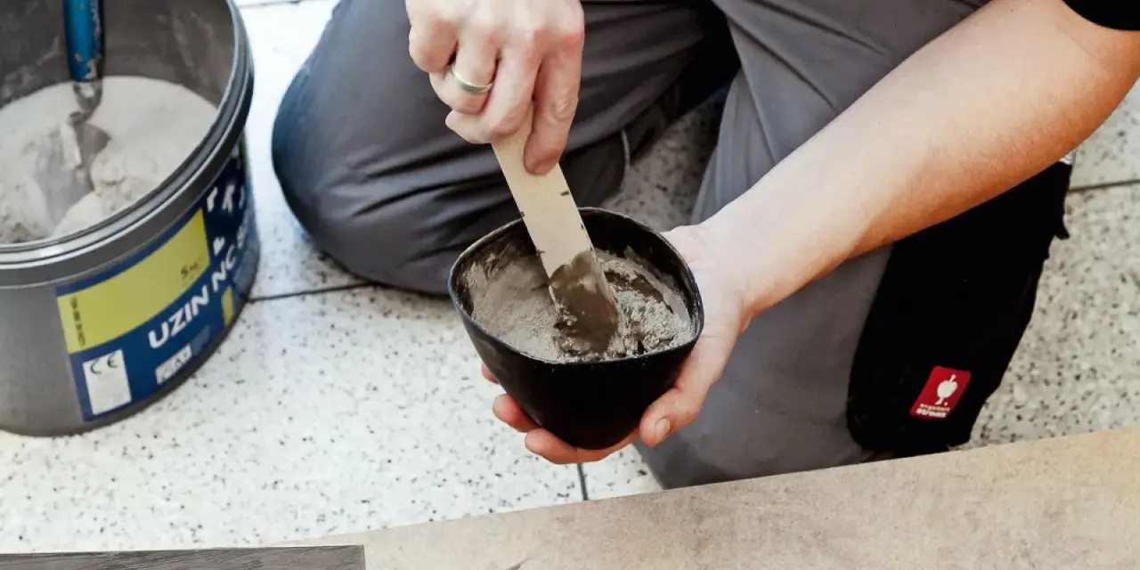 Przygotowanie masy do klejenia. Oto jak położyć linoleum na deski, mieszając klej.