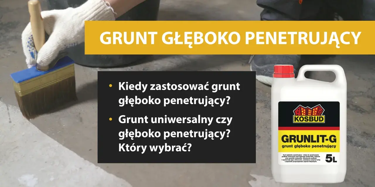 Ręka w białej rękawicy nakłada pędzlem grunt głęboko penetrujący na betonową posadzkę. Obok kanister z produktem.