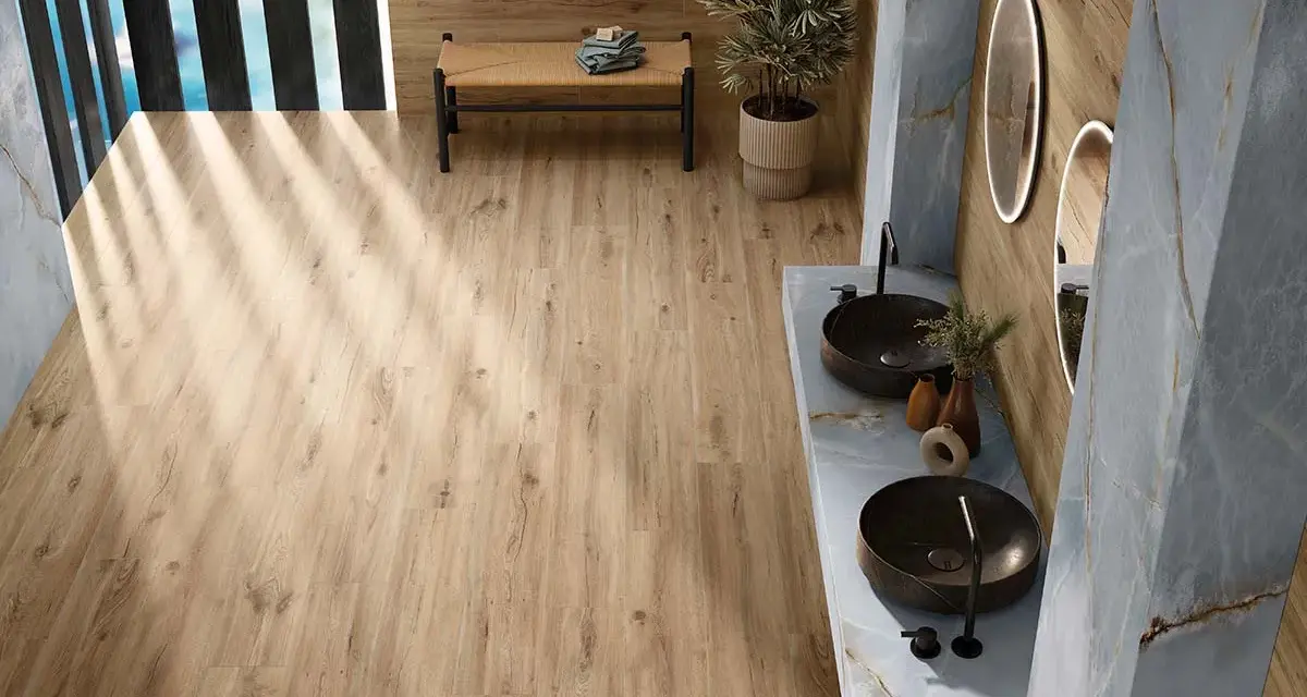 Baño moderno con suelo de imitación madera. Las lamas de madera se colocan en la dirección que amplía visualmente el espacio, creando una sensación de continuidad.
